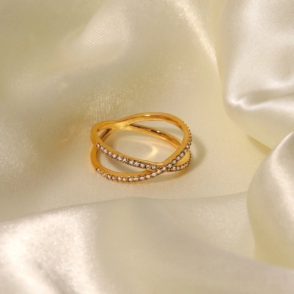 🌟SALE🌟18K Gold Plated Cubic Zirconia Pave X Ring - Picture 7 of 10